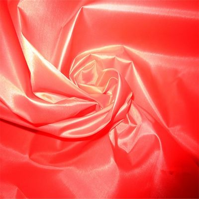 Ελαφρύς προσαρμοσμένος ύφασμα εξάγεται 210T Polyester επιφάνεια Taffeta χρώμα ύφασμα για την αγορά