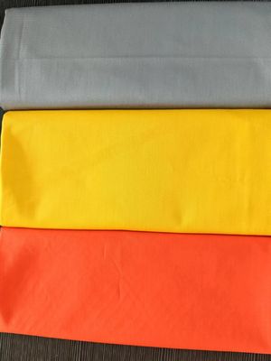 Πουλάω 40-60GSM 63D*63D Πολυεστέρα Εφοδιασμός 210T Taffeta ύφασμα με προσαρμοσμένο χρώμα